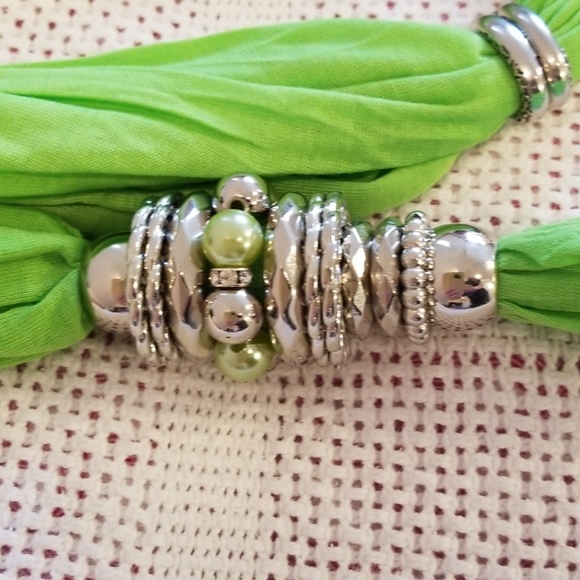 Green Jeweled Heart Pendant Scarf - Picture 4 of 7
